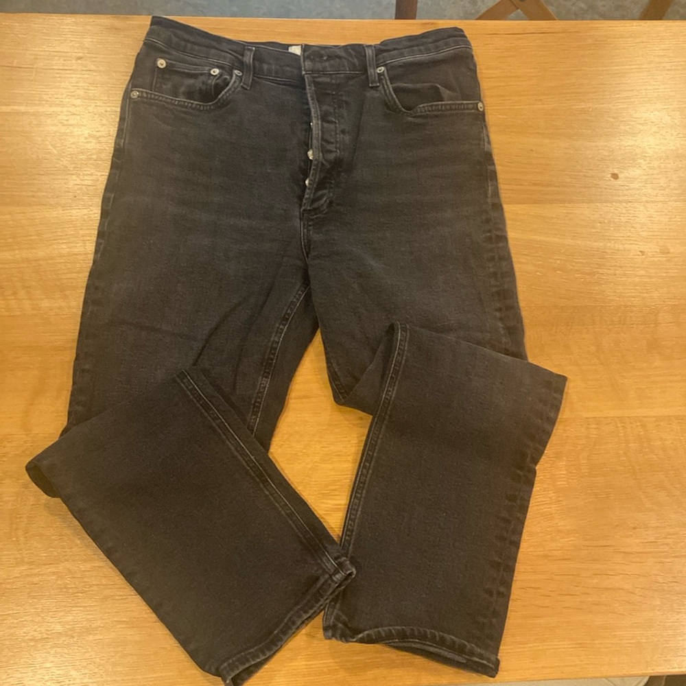 AGOLDE Riley jeans- a worn black/ grey color. No tears, rips or stains. Size 30.